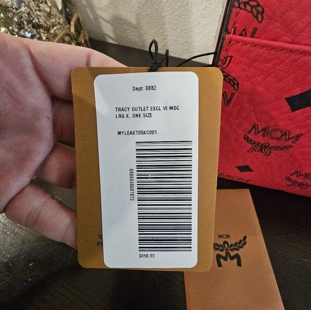 MCM Tracy Visetos Wallet On A Chain. - Picture 13 of 14